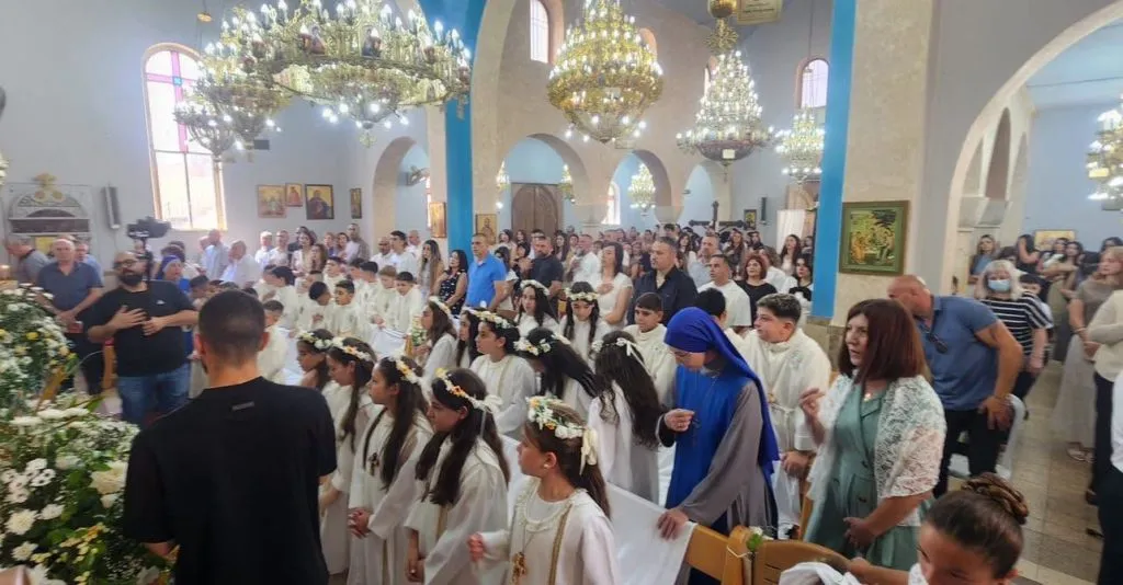 بحضور سيادة المطران يوسف متى: الرامة تحتفل بعيد رقاد السيدة العذراء والمناولة الاحتفالية لثلاثين طفلًا وطفلة